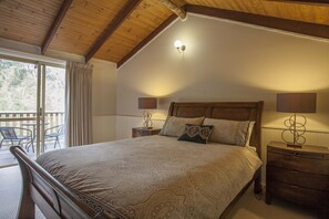 Casa de campo premium, 2 quartos, banheira de hidromassagem (Currawong Cottage) | Roupas de cama premium, ferros/tábuas de passar roupa, roupa de cama