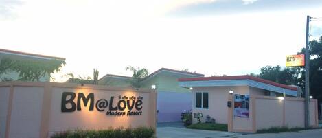 Un edificio con un letrero que dice "BM@Love Modern Resort".