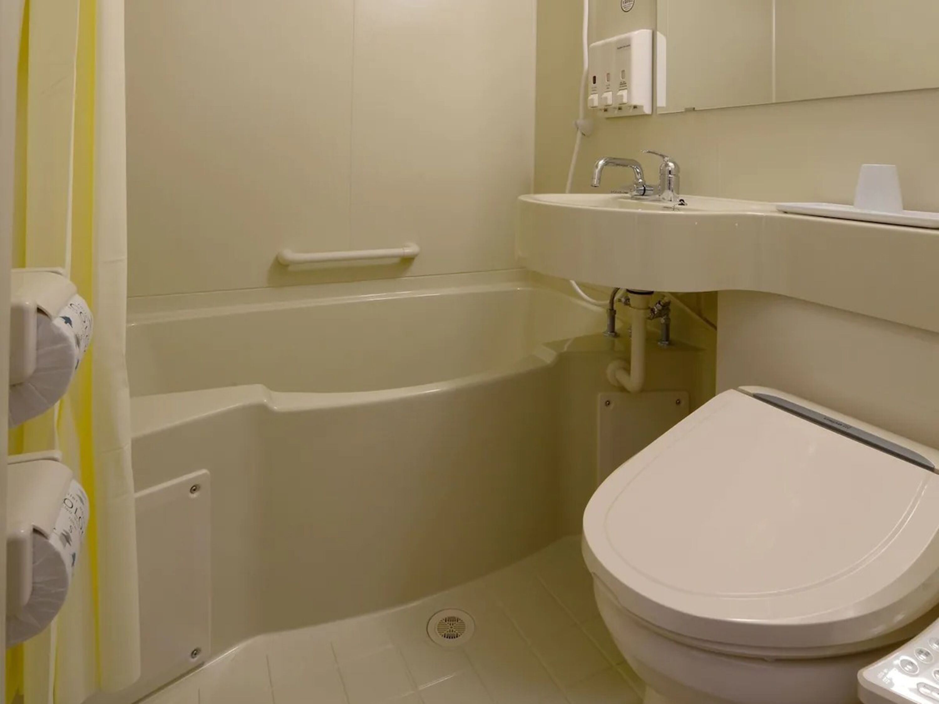 combined shower/bathtub, hair dryer, slippers, bidet