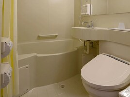 Bañera con ducha, secador de pelo, pantuflas, bidet