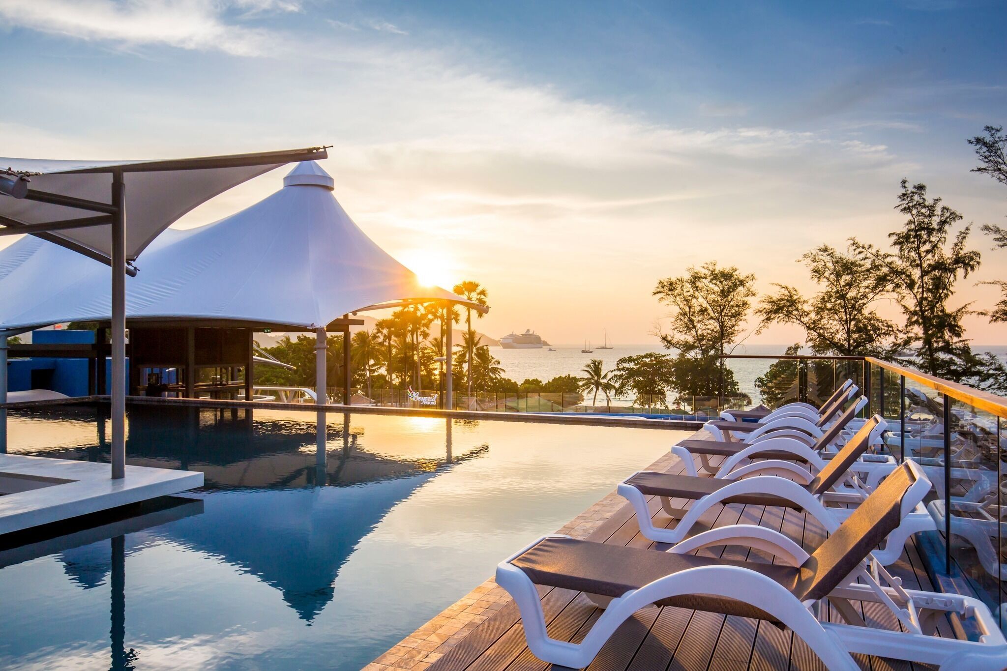 Una piscina al aire libre, tumbonas