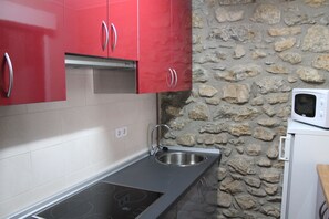 ثلاجة، ميكروويف، فرن، موقد طهي مسطح