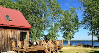 Vackert sjöhus med privat strand