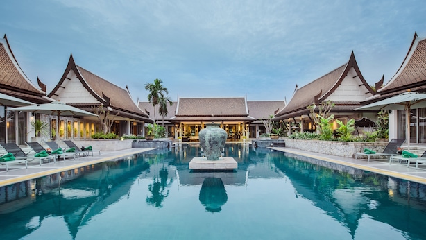 Outdoor pool, pool umbrellas, pool loungers - Sylvia Villa Pattaya By DDM Siam (Bang Lamung)