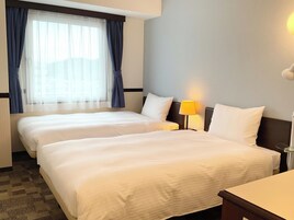 Edredons de pluma, escrivaninha, cortinas blackout