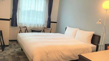 羽毛の掛け布団、デスク、遮光カーテン、アイロン / アイロン台