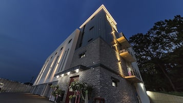 Fachada de la propiedad por la tarde o noche