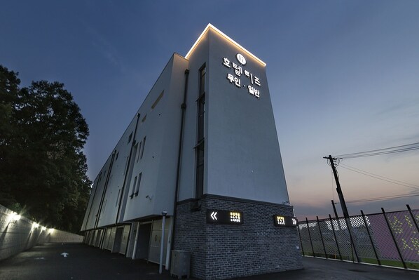 住宿正面 (夜晚)