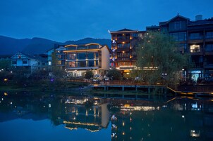 Facciata della struttura - sera/notte