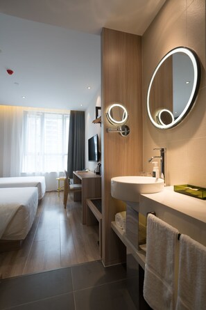 Superior Twin Room | Bathroom | Shower, hair dryer, bathrobes, towels