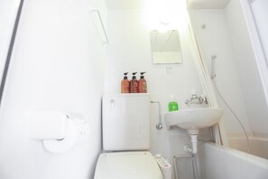 Traditional-Zimmer (Japanese Style, for 3 Guests) | Badezimmer | Duschwanne, kostenlose Toilettenartikel, Hausschuhe, Bidet