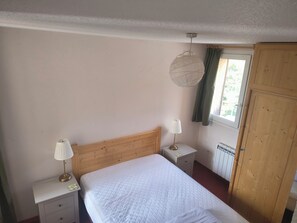 2 bedrooms, iron/ironing board, free WiFi, bed sheets - Two Bedroom Apartment 50 Metres from the Slopes with Stunning Alpine Views (Les Deux-Alpes)