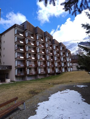 Exterior - Two Bedroom Apartment 50 Metres from the Slopes with Stunning Alpine Views (Les Deux-Alpes)