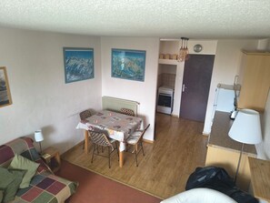 Smart TV, video games, DVD player, video library