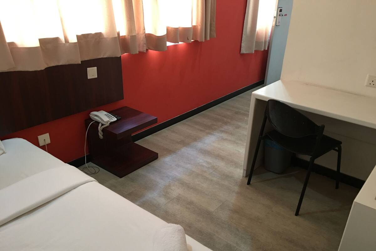 Habitación estándar, 1 cama individual (Window) | Escritorio, insonorización, tabla de planchar con plancha y wifi gratis