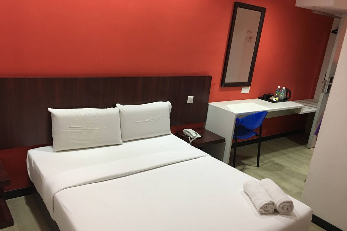 Habitación Deluxe, 1 cama Queen size | Escritorio, insonorización, tabla de planchar con plancha y wifi gratis