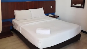 Desk, soundproofing, iron/ironing board (on request), WiFi (free) - Sun Inns Hotel at KOI (Puchong)