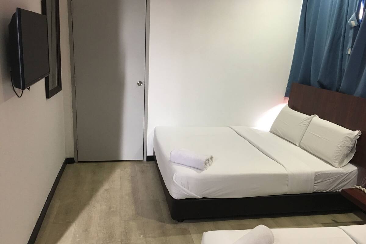 Habitación ejecutiva (Triple, with Window) | Escritorio, insonorización, tabla de planchar con plancha y wifi gratis