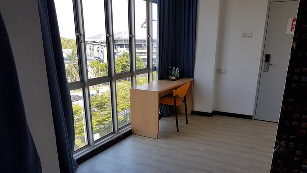 Desk, soundproofing, iron/ironing board (on request), WiFi (free) - Sun Inns Hotel at KOI (Puchong)