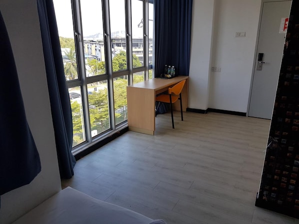 Desk, soundproofing, iron/ironing board, free WiFi - Sun Inns Hotel at KOI (Puchong)