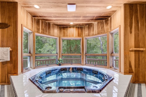 Perheen perääntyminen 5 minuutin kävelymatka järvelle / kylään; 10 minuutin kävelymatka rantakerho, poreallas sisätiloissa