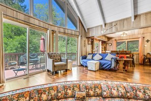 تلفزيون ذكي، مدفأة، مشغل دي في دي، كُتُب