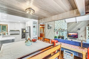 Interior - FamilyRetreat, IndoorSpaTub, NewAC, 5mins walk2village, LakeAccess, Sleep15 (Lake Arrowhead)