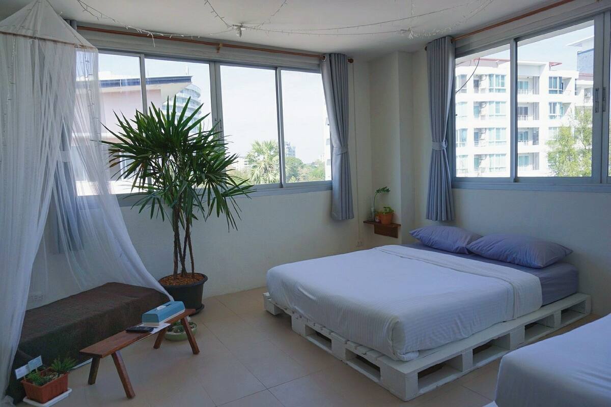 Chambre Deluxe, plusieurs lits, non-fumeurs, vue ville | Décoration personnalisée, ameublement personnalisé, bureau