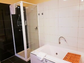 Perhehuoneisto, 2 makuuhuonetta, jokinäköala | Kylpyhuone | Suihku, ilmaiset hygieniatuotteet, hiustenkuivaaja, pyyhkeet