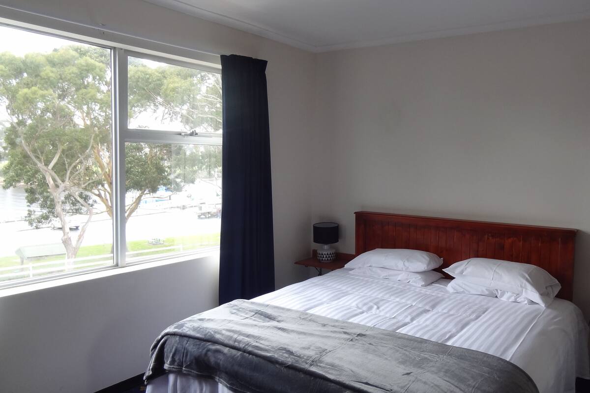 King Room | Premium bedding, iron/ironing board (on request), WiFi (free)