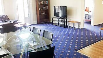 Family Apartment, 2 Bedrooms, River View | In-room dining