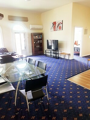 Familienapartment, 2 Schlafzimmer, Flussblick | Essbereich im Zimmer