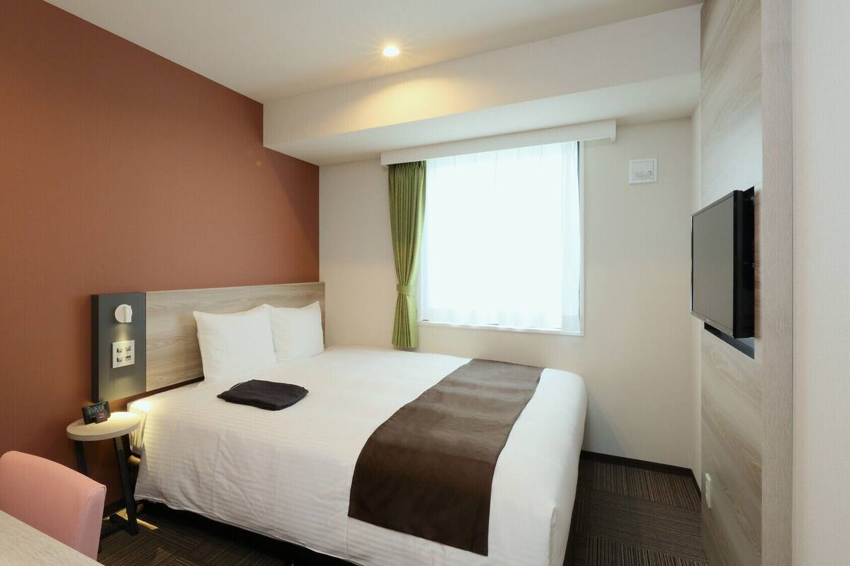 In-room safe, desk, WiFi (free), bed sheets
