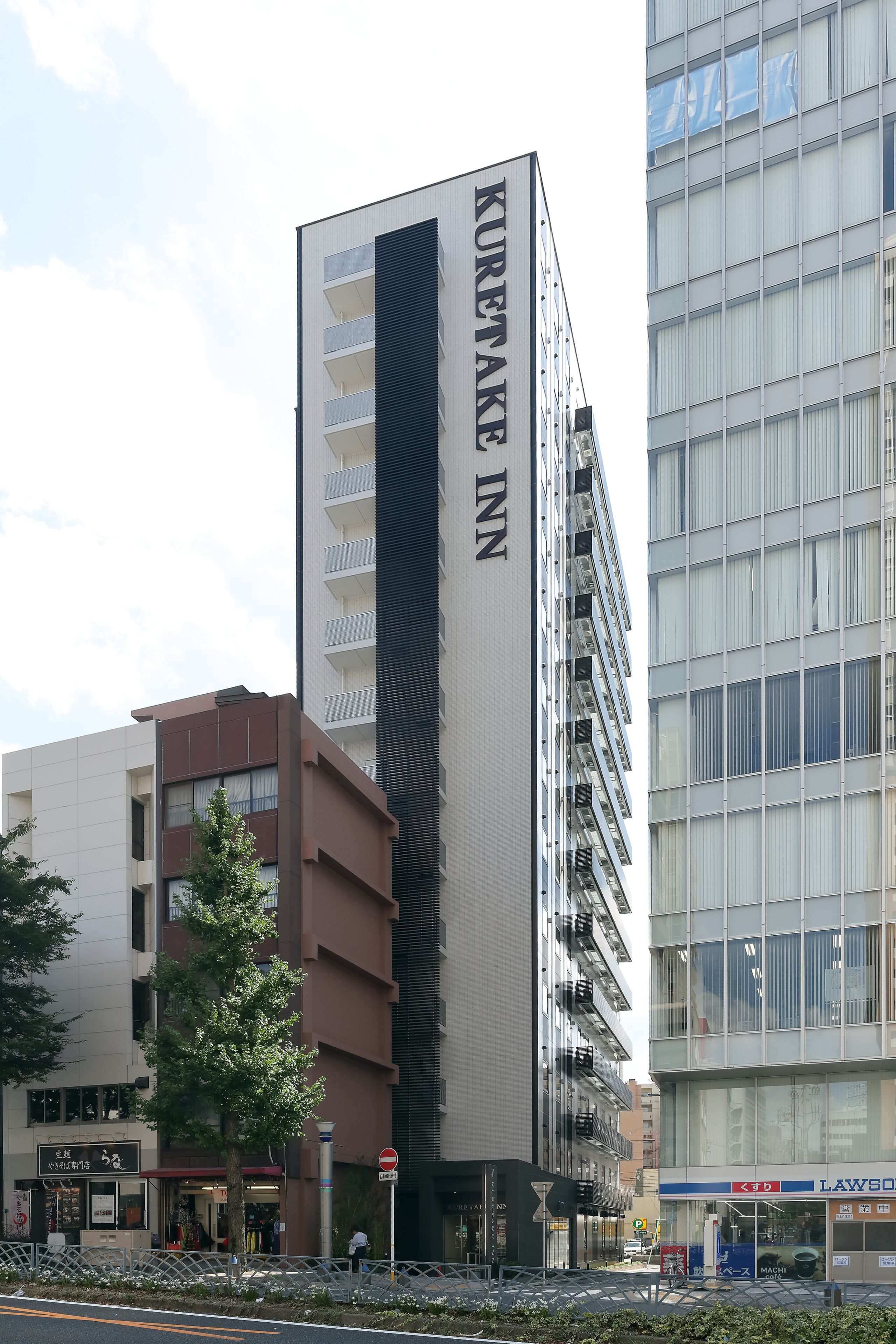 Un edificio moderno con un letrero destacado que dice "KURTAKE INN".