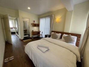 1 間睡房、房內夾萬、書桌、手提電腦工作空間