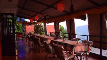 Se ofrece un desayuno continental (5 USD por persona)