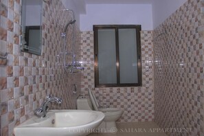 Quarto standard | Banheiro | Chuveiro, produtos de toalete grátis, toalhas de banho 