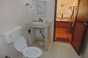 デラックス ルーム クイーンベッド 1 台 喫煙可 マウンテンビュー | バスルーム | シャワー、バスアメニティ (無料)、タオル