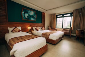 Tremannsrom – superior, flere senger, hageutsikt | Safe på rommet, skrivebord, skrivebord for bærbar PC og lydisolert