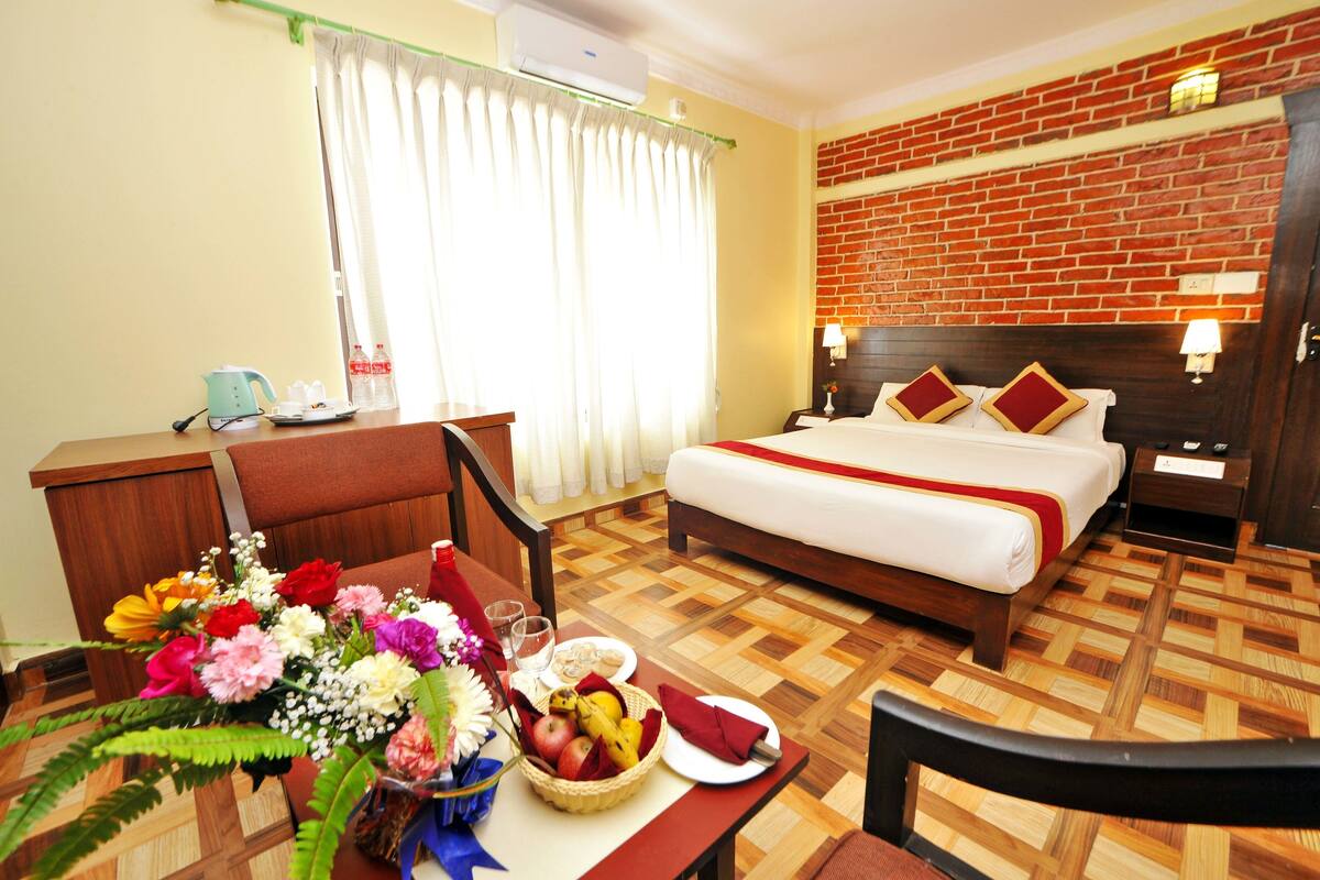 Deluxe Double Room, Mountain View | In-room safe, desk, WiFi (free)