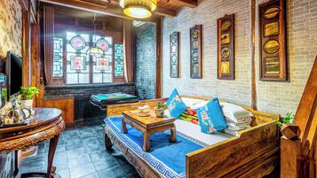 Family Suite with Kang-bed | Desk, laptop workspace, blackout curtains, soundproofing