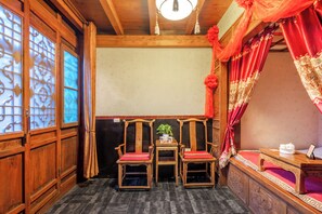 Desk, laptop workspace, blackout curtains, soundproofing - Baichanghong Inn (Jinzhong)
