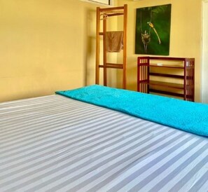 Economy Double Room (Fan) | Individuell dekoriert, individuell eingerichtet, Bettwäsche