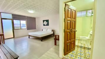 Habitación doble estándar | Decoración personalizada, muebles diferentes y ropa de cama