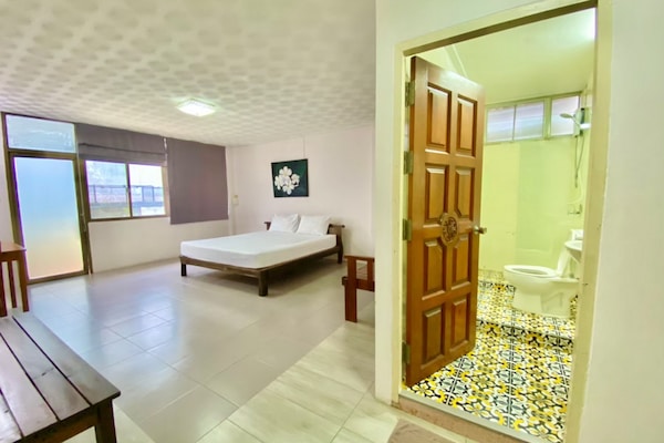 Habitació doble estàndard | Decoració individual, mobiliari individual i roba de llit