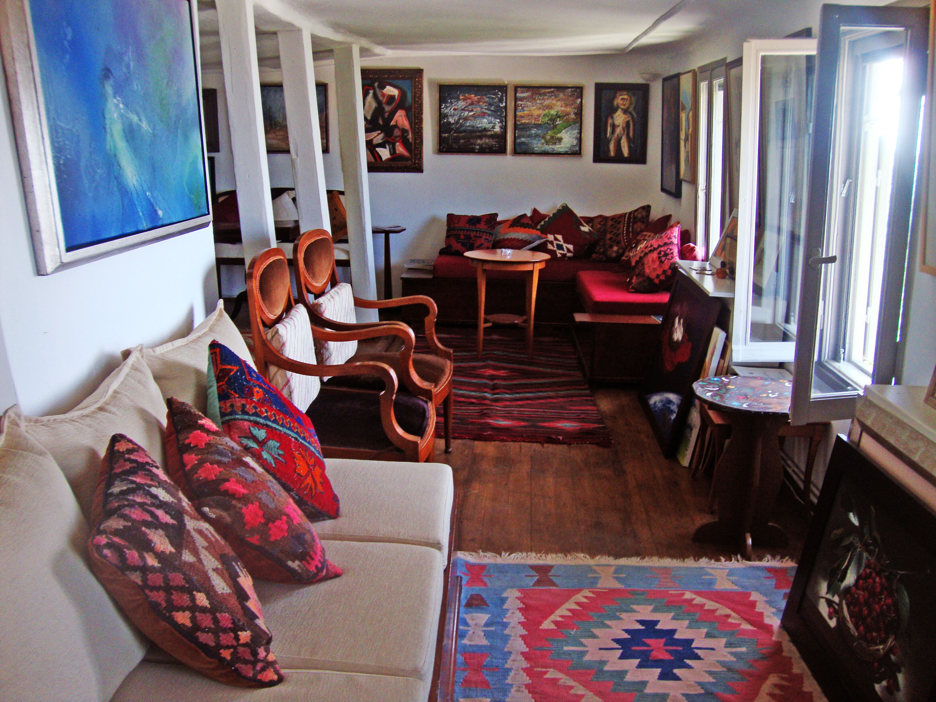 Fernseher, Kamin, Bücher