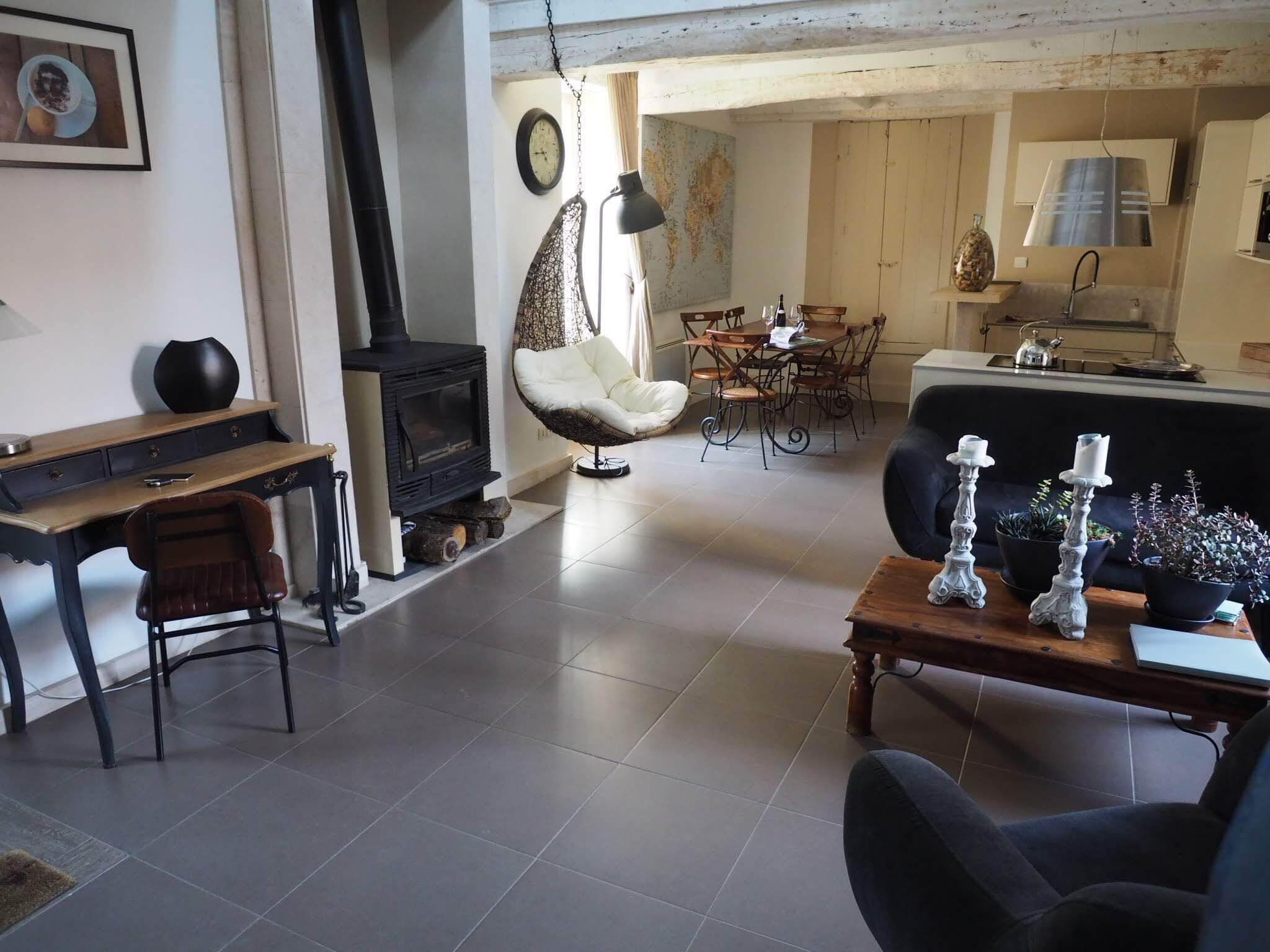 テレビ、DVD プレーヤー、書庫、ミュージックライブラリ