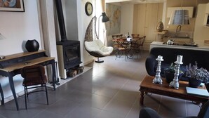 Un saló amb xemeneia, zona de menjador i cuina.