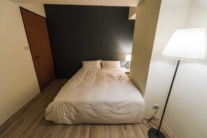 遮光窗帘、免费 WiFi、床单