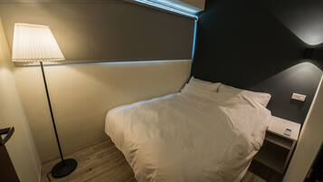 Blackout drapes, free WiFi, bed sheets